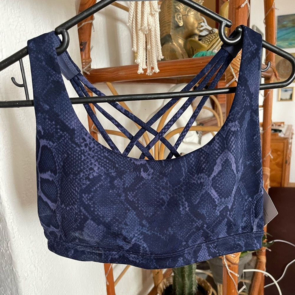 Victoria’s Secret blue tones Snakeskin print Flow On Point Sports Bra Top NWT